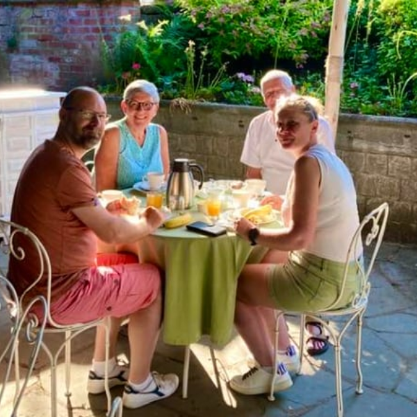 El Tyû Ecaussinnes petit-déjeuners accessibles à tout le monde le dimanche matin sur la terrasse.